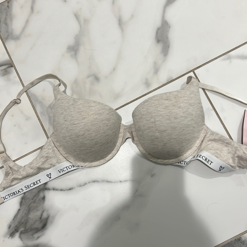 Victoria Secret 32C bra